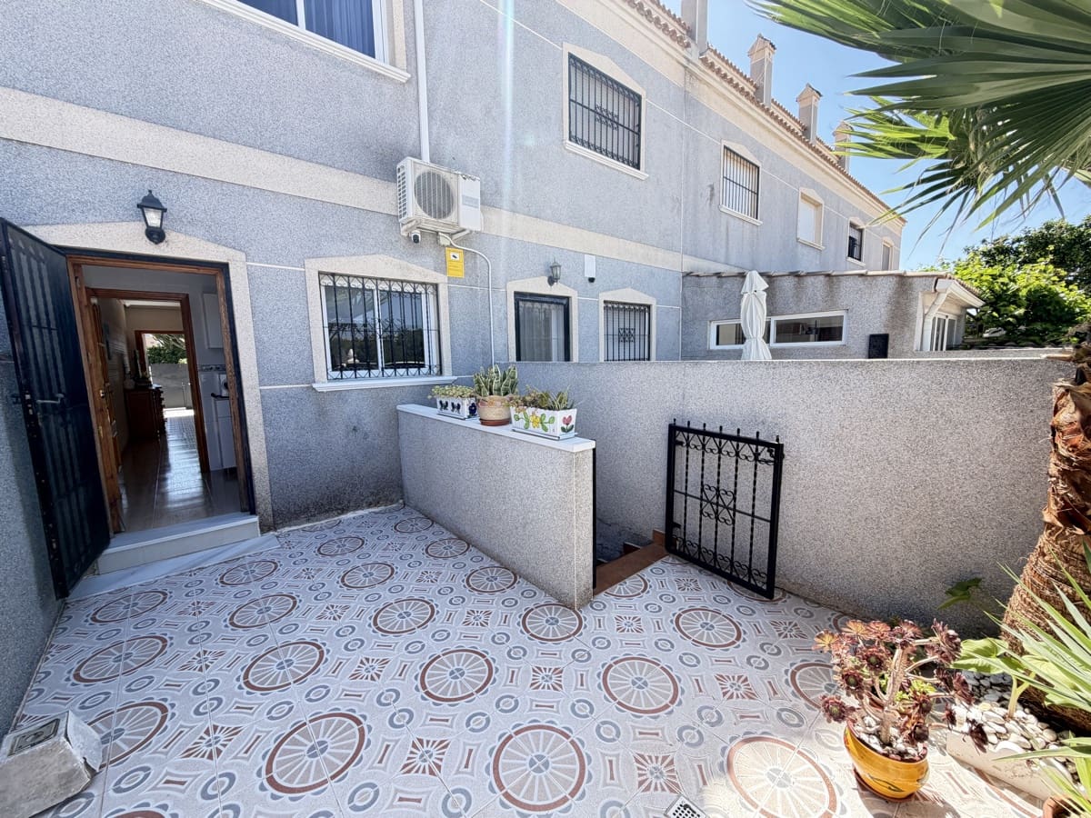 3 bedroom Townhouse for sale in Playa Flamenca with pool - € 280,000 (Ref: 10008348)