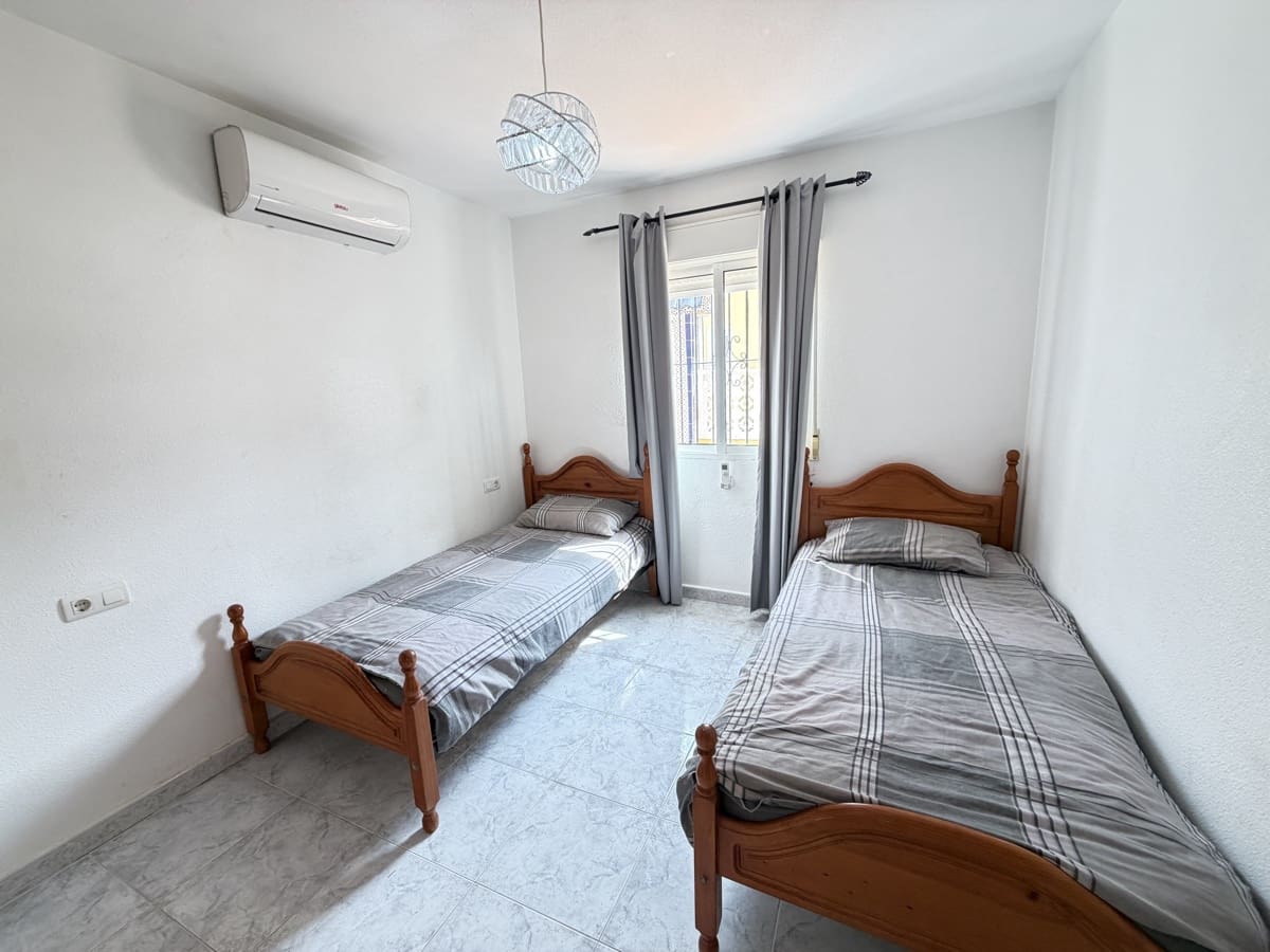 4 soveværelse Villa til salg i Villamartin med swimmingpool garage - € 385.000 (Ref: 10008358)