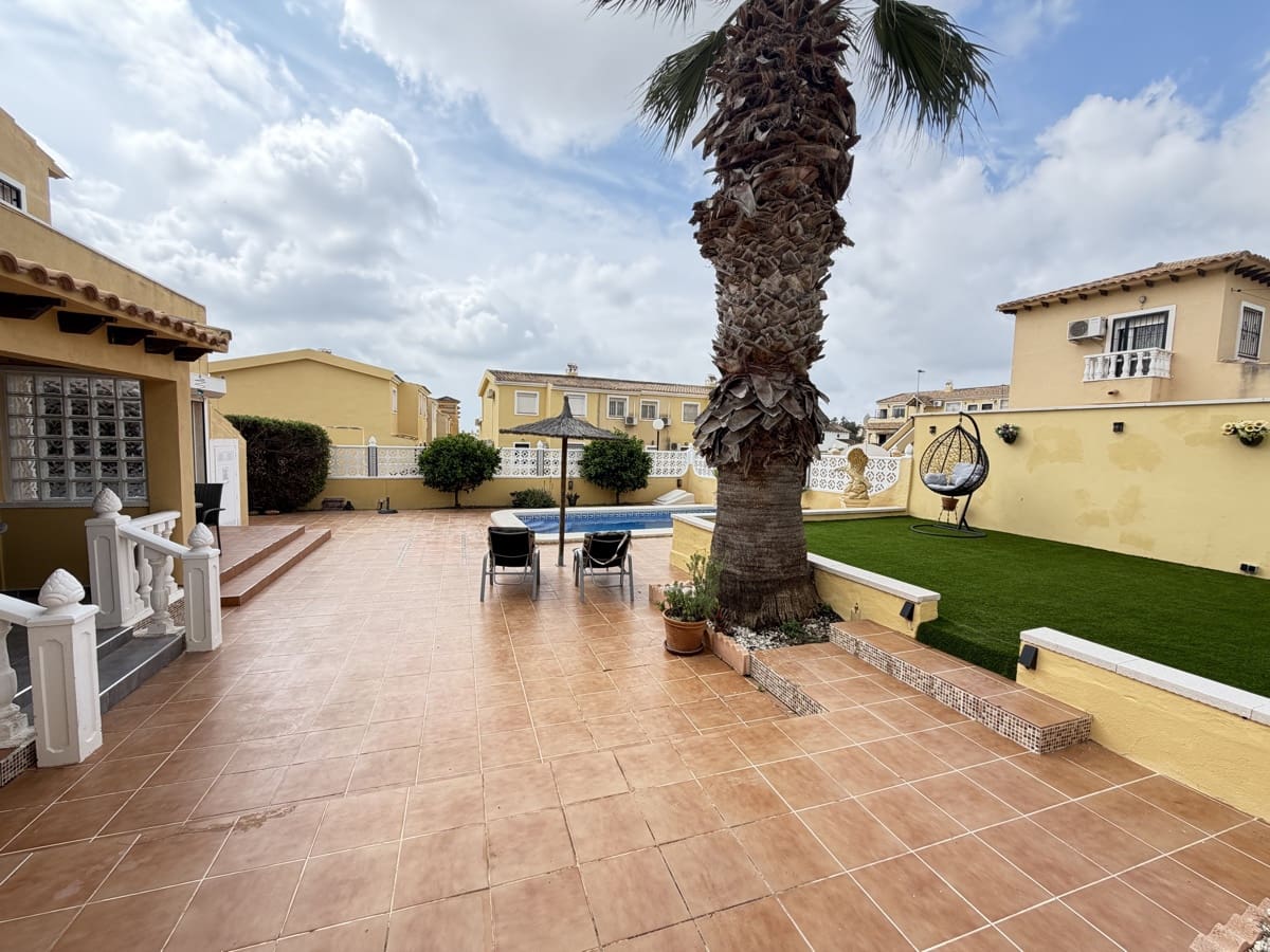 4 soveværelse Villa til salg i Villamartin med swimmingpool garage - € 385.000 (Ref: 10008358)