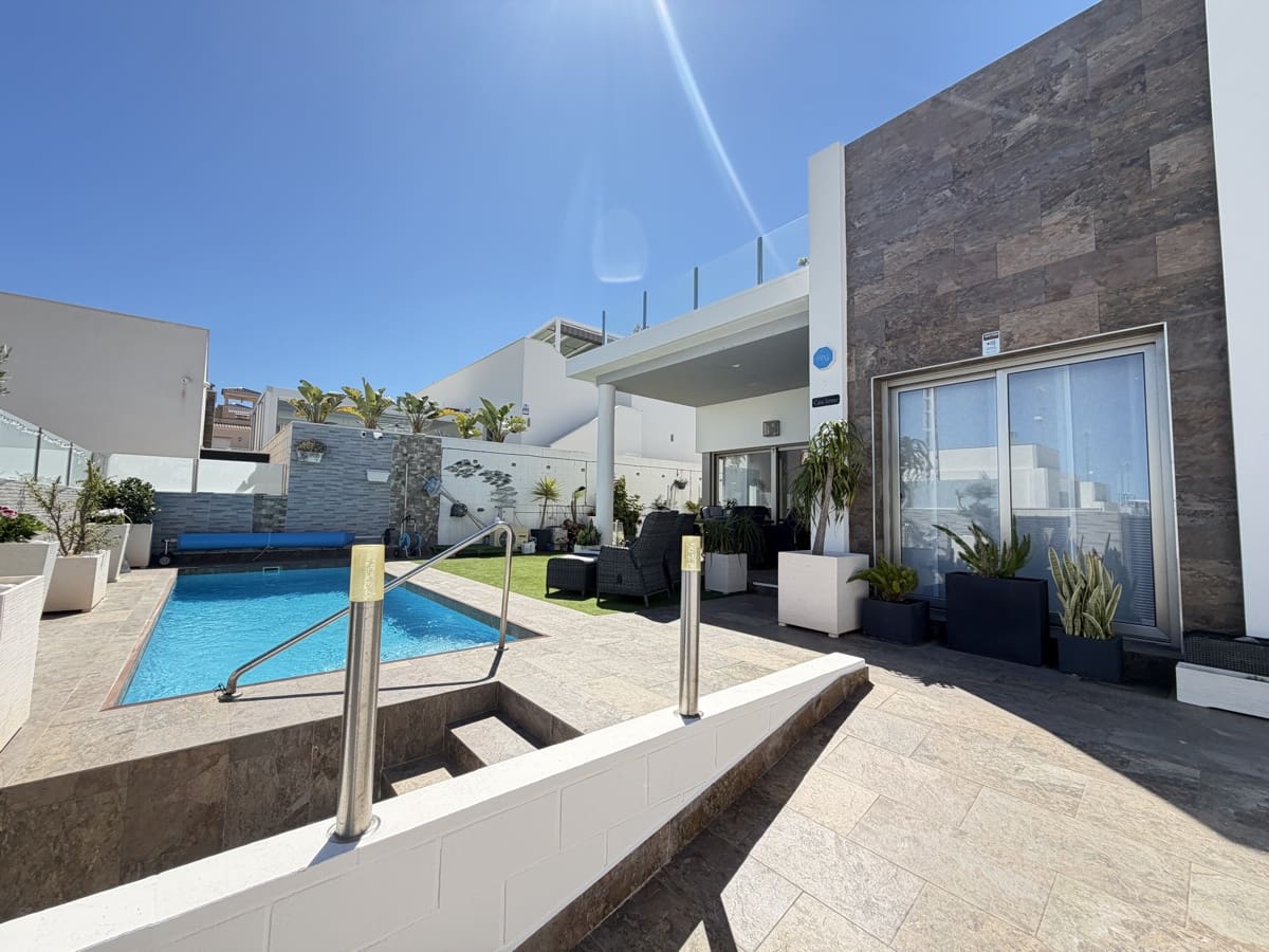 3 soveværelse Villa til salg i Villamartin med swimmingpool garage - € 449.000 (Ref: 10008364)