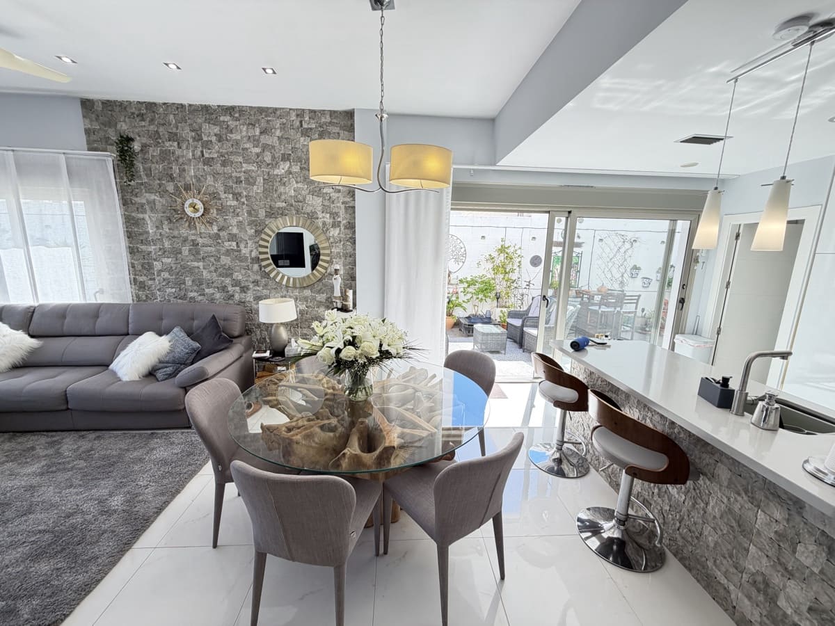 3 soveværelse Villa til salg i Villamartin med swimmingpool garage - € 449.000 (Ref: 10008364)