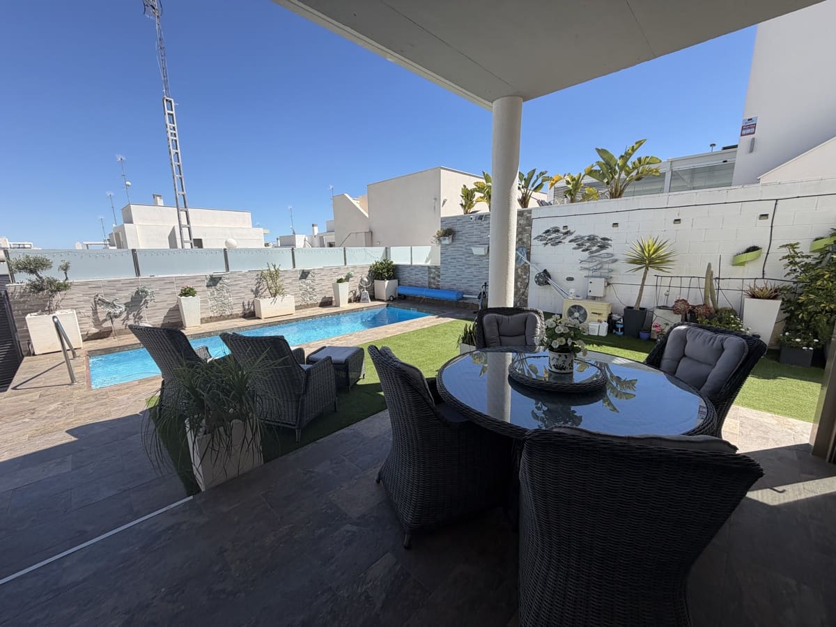 3 soveværelse Villa til salg i Villamartin med swimmingpool garage - € 449.000 (Ref: 10008364)