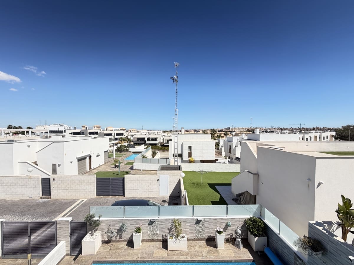 3 soveværelse Villa til salg i Villamartin med swimmingpool garage - € 449.000 (Ref: 10008364)
