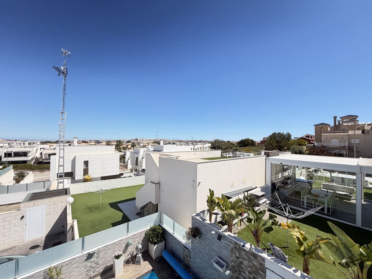 3 soveværelse Villa til salg i Villamartin med swimmingpool garage - € 449.000 (Ref: 10008364)