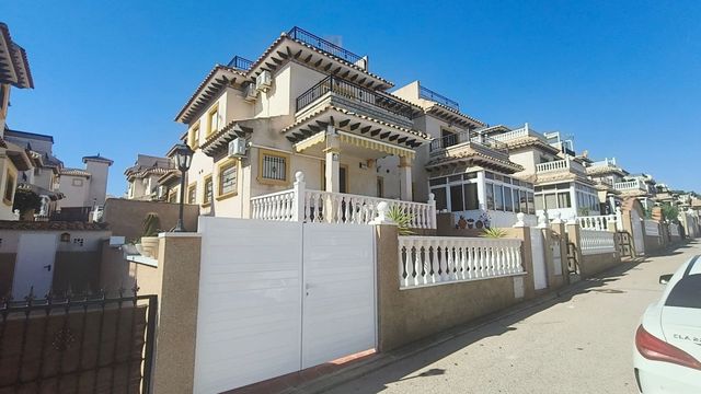 2 bedroom Townhouse for sale in Villamartin, Orihuela with pool garage - € 254,950 (Ref: 10104354)