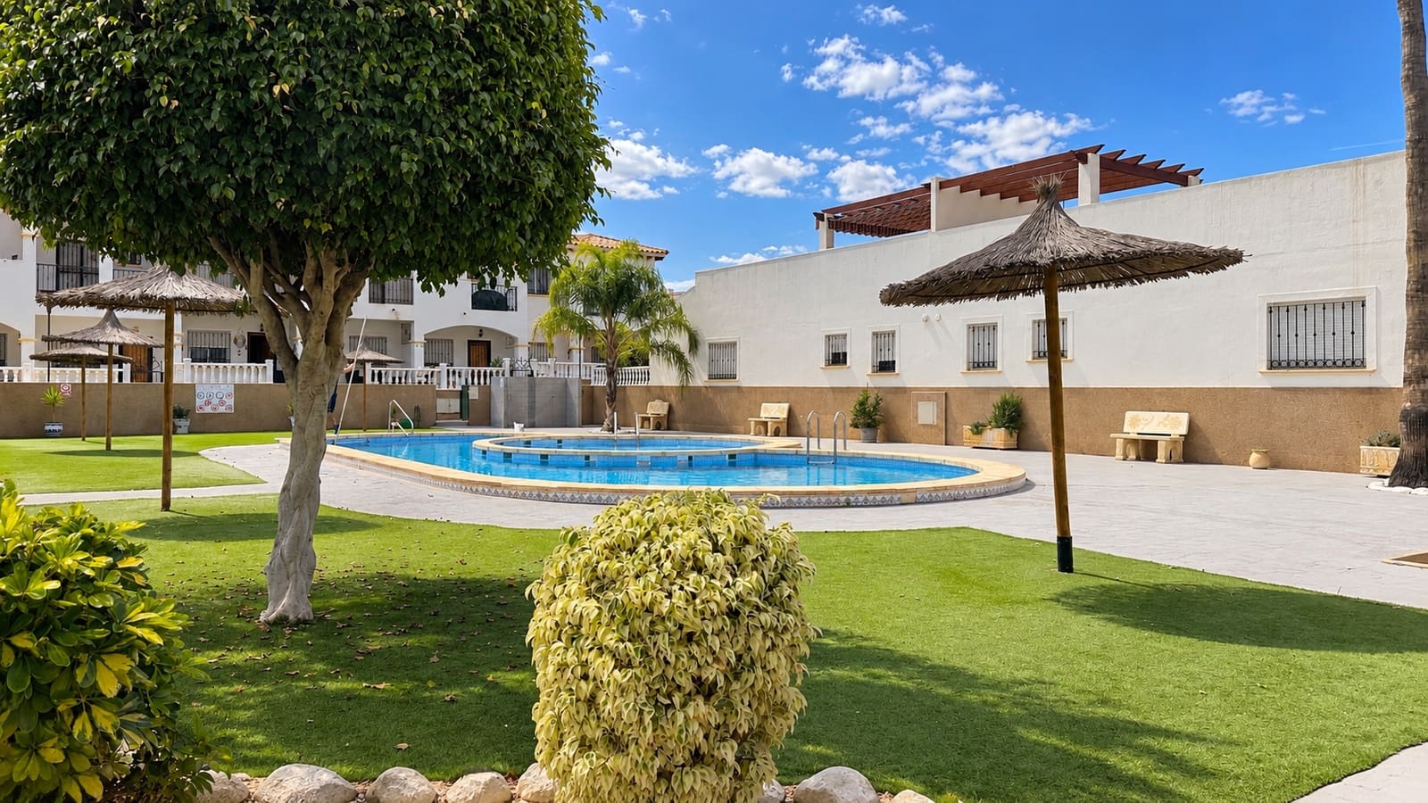2 soveværelse Bungalow til salg i Orihuela Costa med swimmingpool garage - € 219.000 (Ref: 10159081)