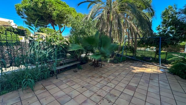 Chalet de 4 habitaciones en Punta Prima, Orihuela en venta con garaje - 560.000 € (Ref: 10170596)