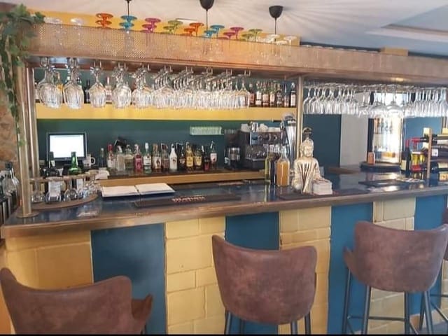 Kaupallinen myytävänä paikassa Playa Flamenca, Orihuela mukana uima-altaan - 159 950 € (Ref: 7573699)