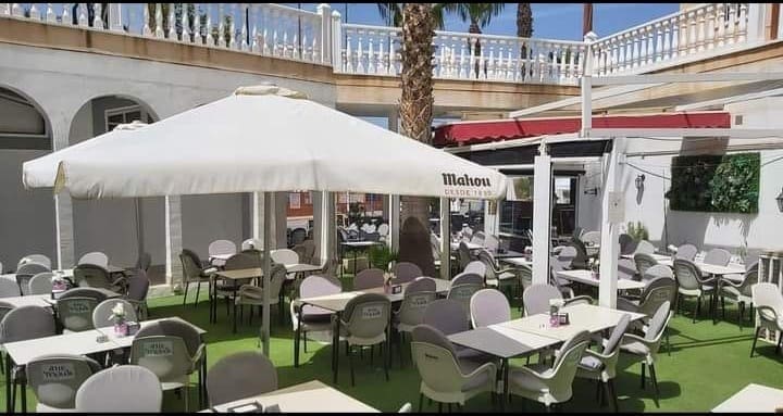 Commercial for sale in Playa Flamenca with pool - € 159,950 (Ref: 7573699)