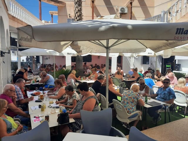 Kaupallinen myytävänä paikassa Playa Flamenca, Orihuela mukana uima-altaan - 159 950 € (Ref: 7573699)