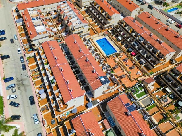 3 soveværelse Byhus til salg i Playa Flamenca, Orihuela med swimmingpool - € 159.000 (Ref: 7826707)