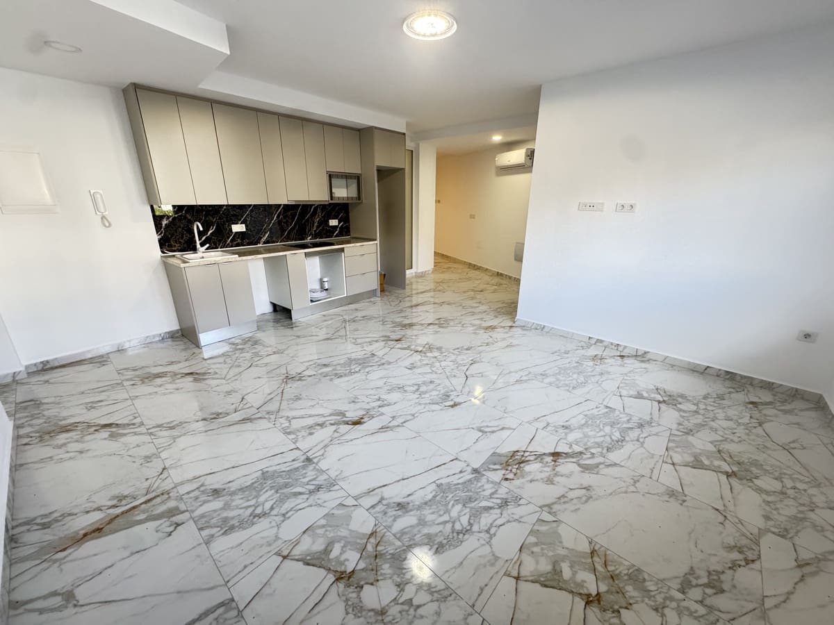 Apartment for sale in Torrevieja with pool - € 150,000 (Ref: 8689034)