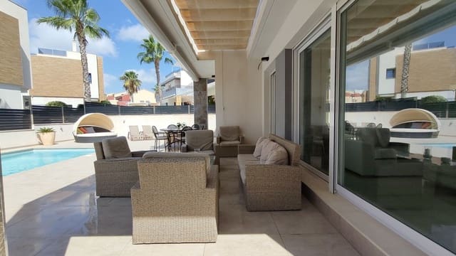 3 Zimmer Villa zu verkaufen in La Mata, Torrevieja mit Pool Garage - 695.000 € (Ref: 8813798)