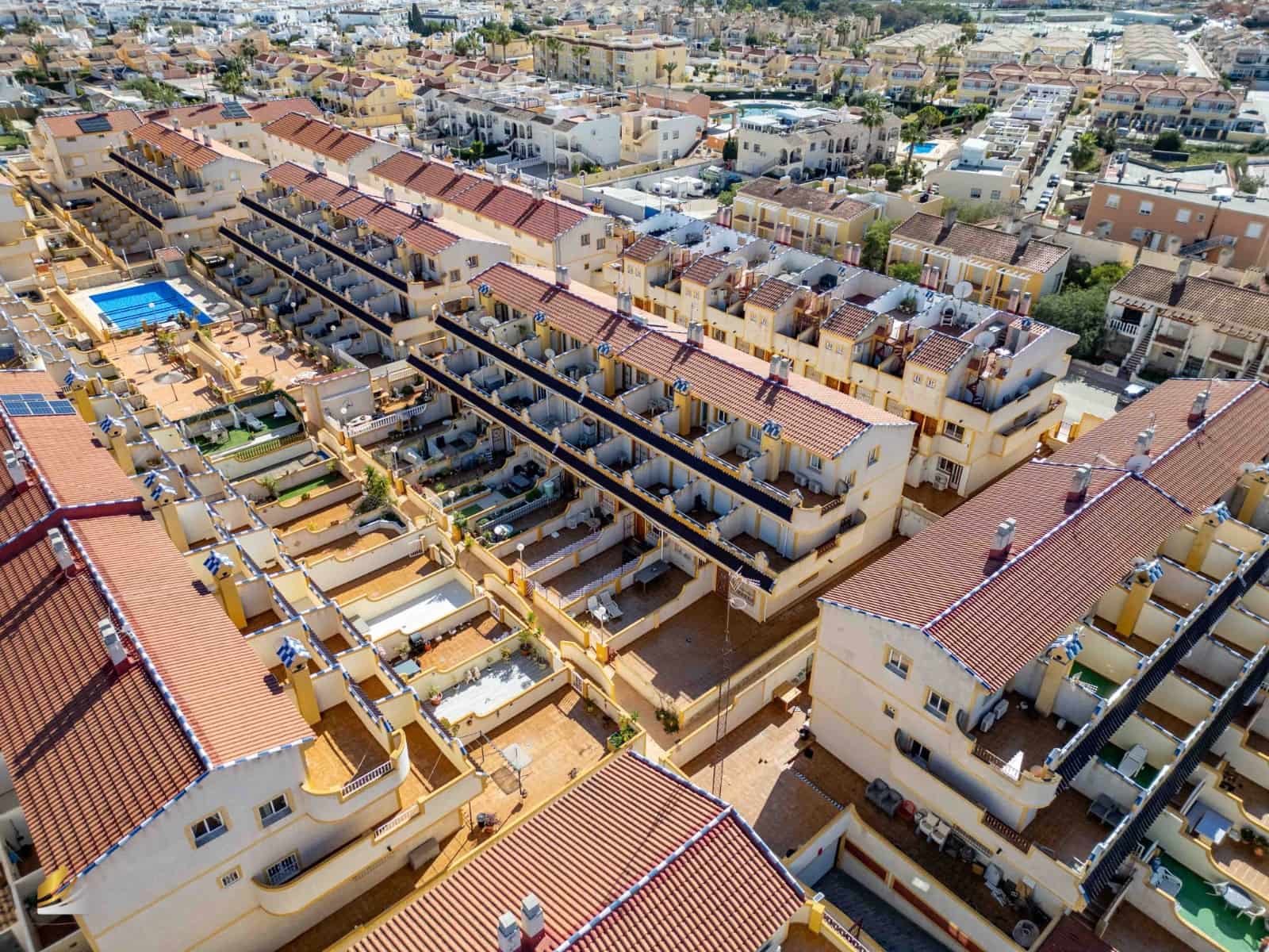 3 soveværelse Byhus til salg i Playa Flamenca med swimmingpool - € 174.950 (Ref: 8816598)