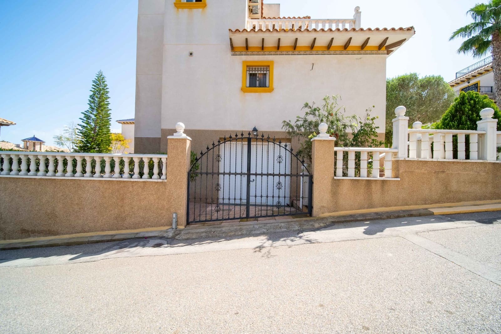 3 bedroom Villa for sale in Villamartin with pool garage - € 369,750 (Ref: 8916780)