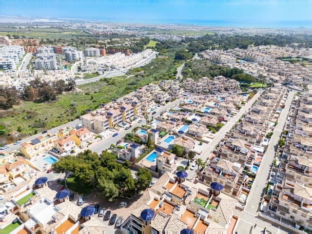 Chalet de 3 habitaciones en Villamartin, Orihuela en venta con piscina garaje - 369.750 € (Ref: 8916780)