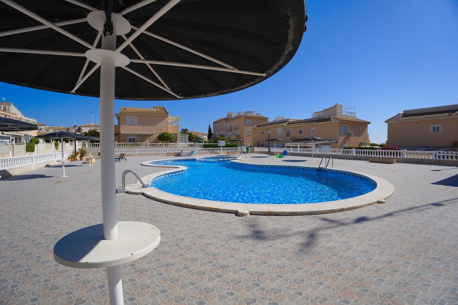 3 soveværelse Byhus til salg i Torrevieja med swimmingpool - € 208.000 (Ref: 9000929)
