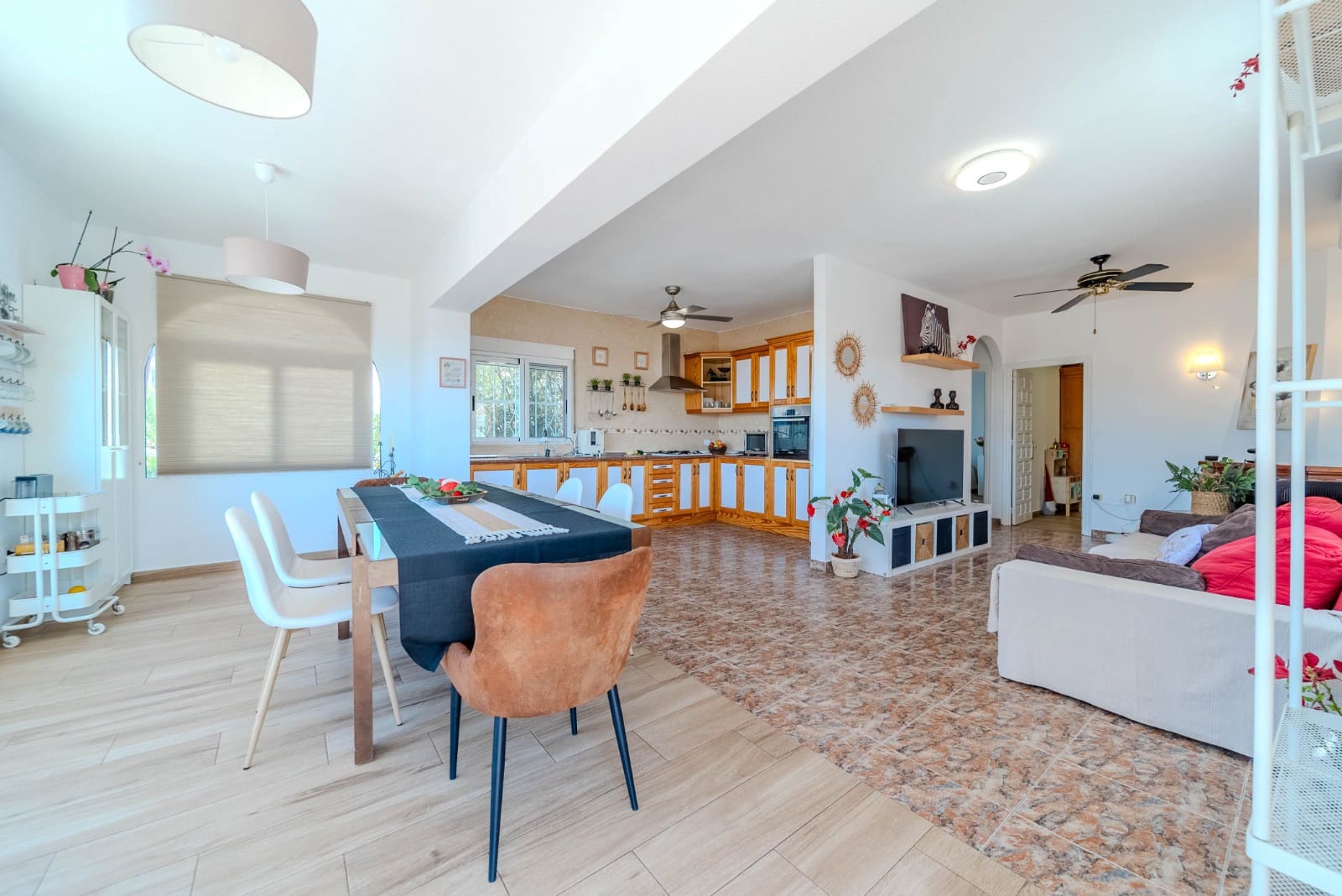 Chalet de 7 habitaciones en Villamartin en venta con piscina garaje - 384.500 € (Ref: 9032604)