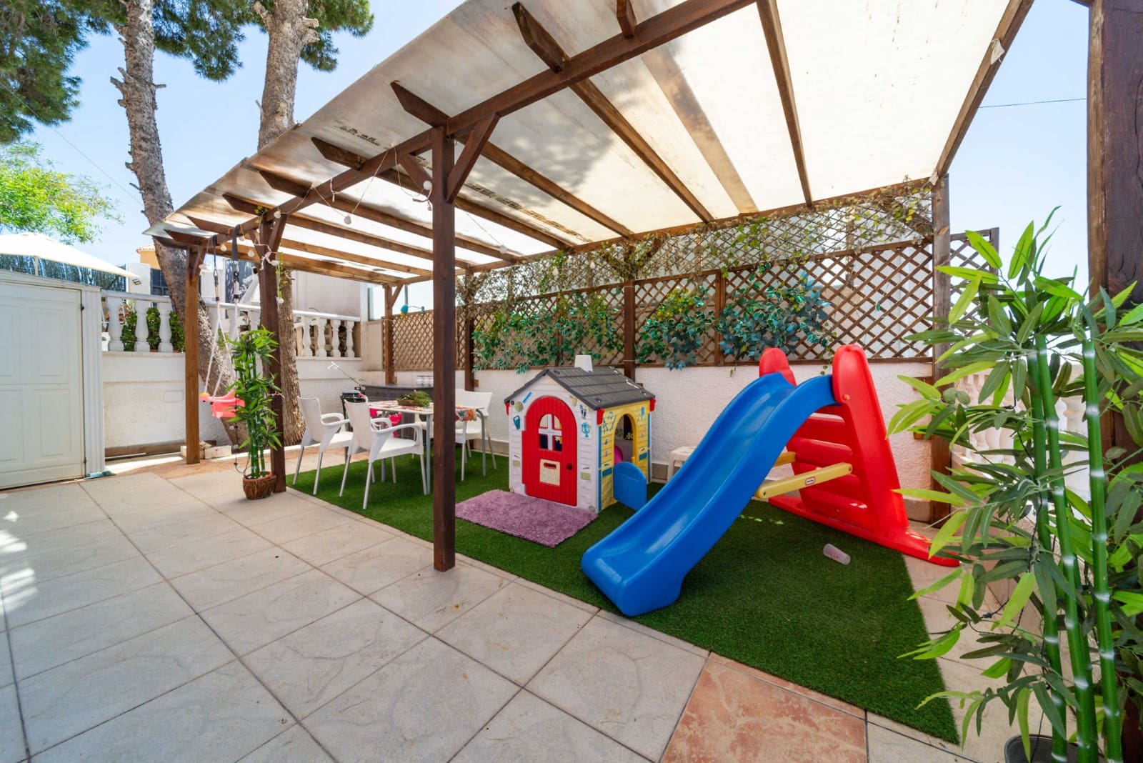 Chalet de 7 habitaciones en Villamartin en venta con piscina garaje - 384.500 € (Ref: 9032604)