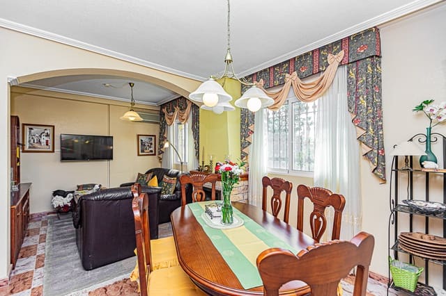 3 soverom Kjedet enebolig til salgs i La Zenia, Orihuela med svømmebasseng garasje - € 225 000 (Ref: 9057339)