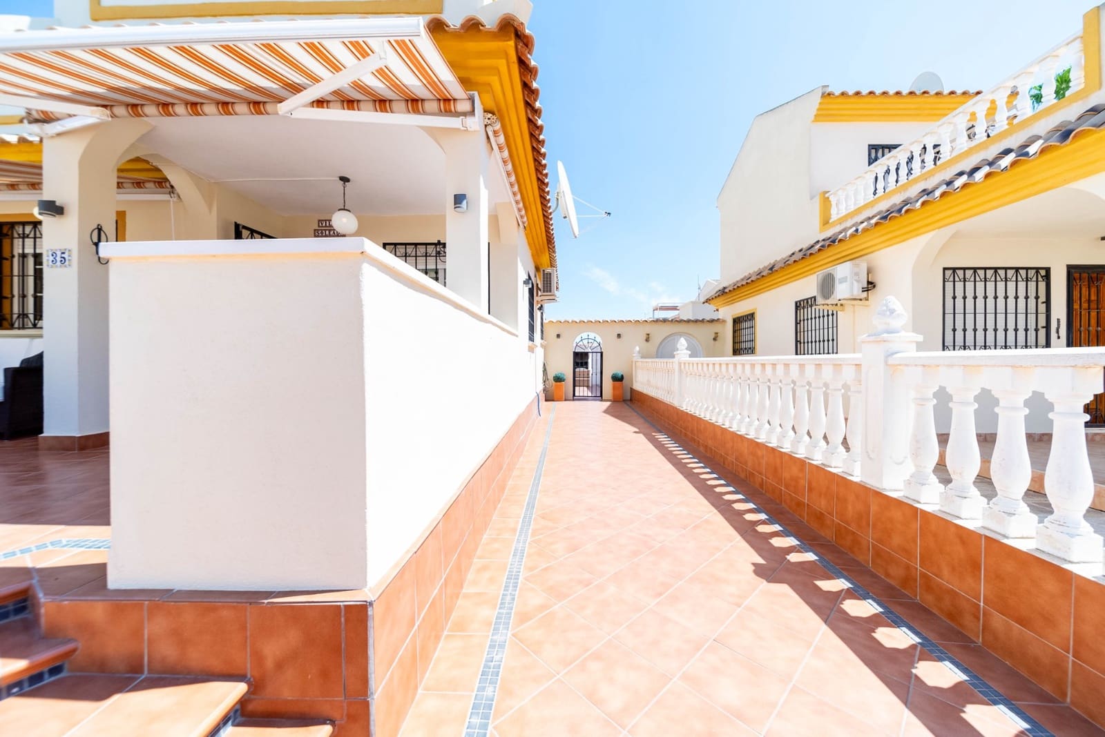 3 soveværelse Semi-Rækkehus til salg i Playa Flamenca med swimmingpool garage - € 294.950 (Ref: 9118062)