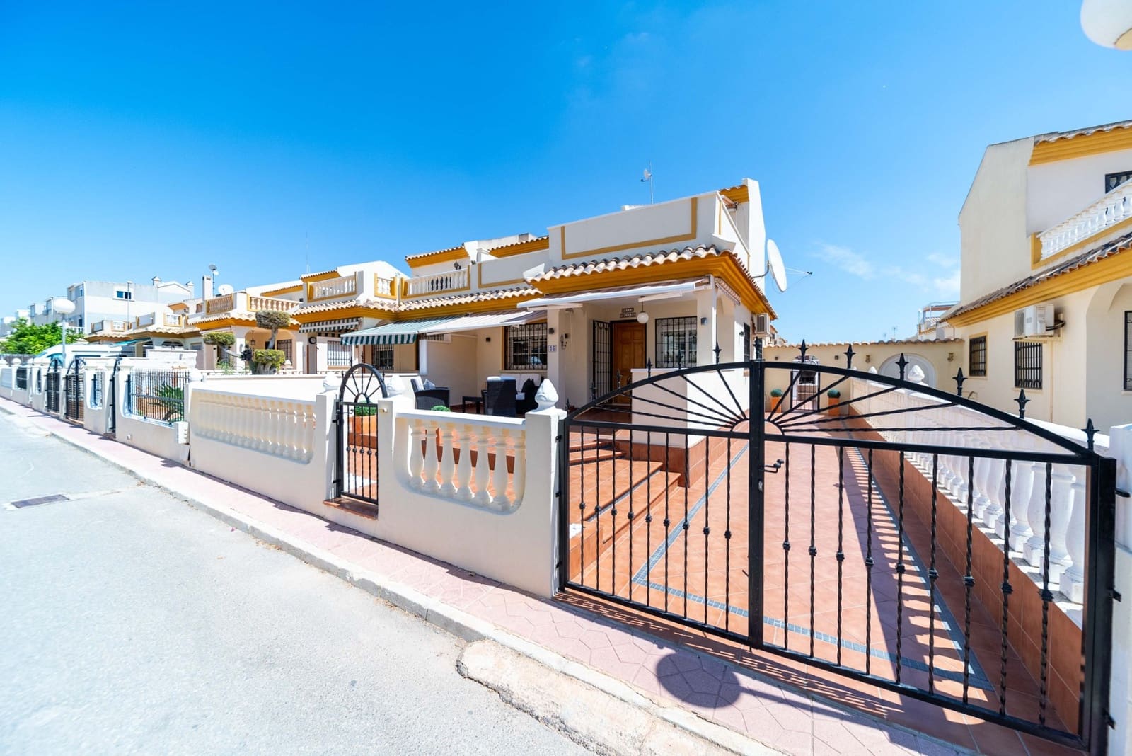 3 makuuhuone Paritalo myytävänä paikassa Playa Flamenca mukana uima-altaan 
autotalli - 294 950 € (Ref: 9118062)