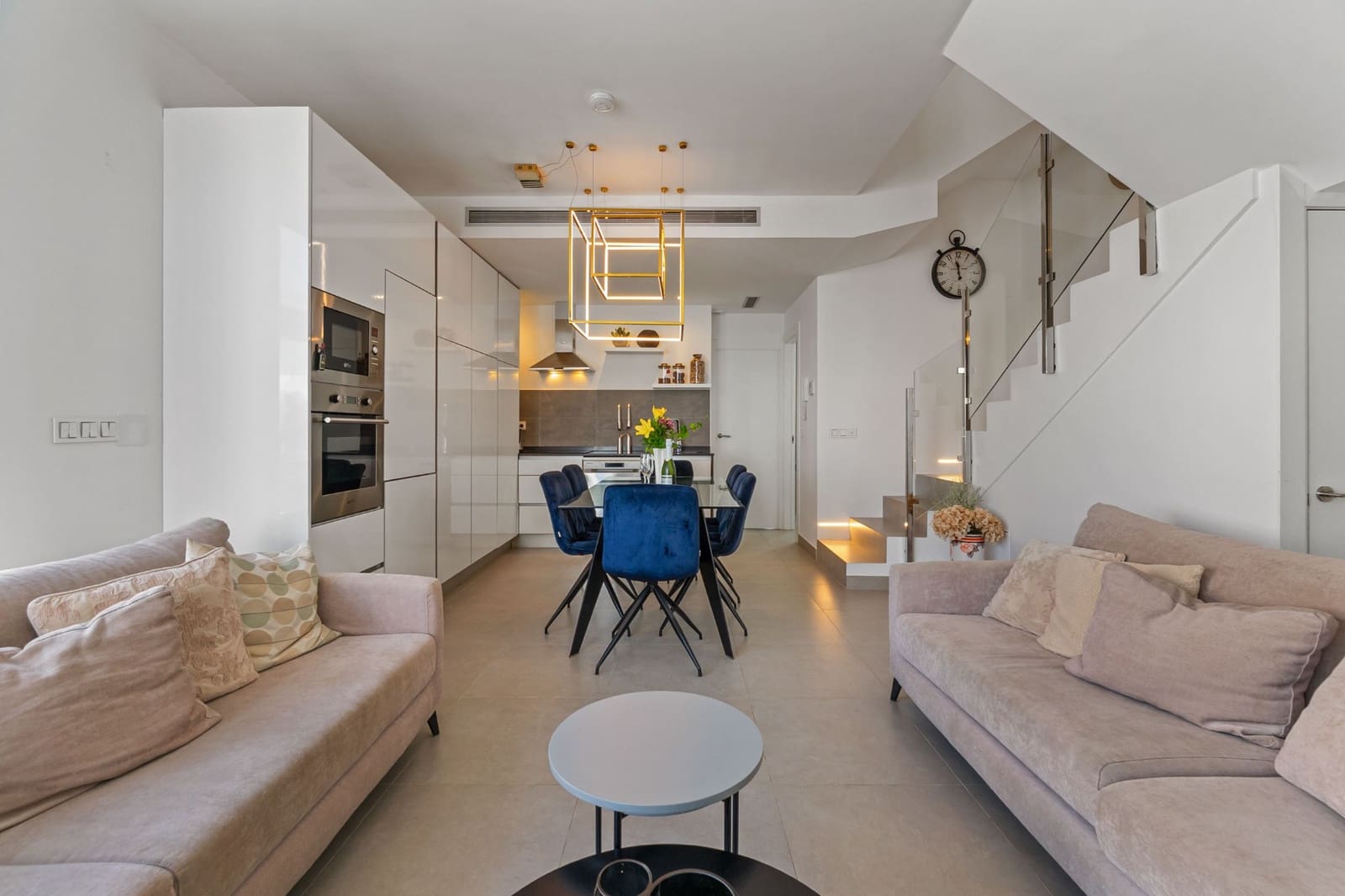 4 soveværelse Villa til salg i Villamartin med swimmingpool garage - € 429.000 (Ref: 9151731)