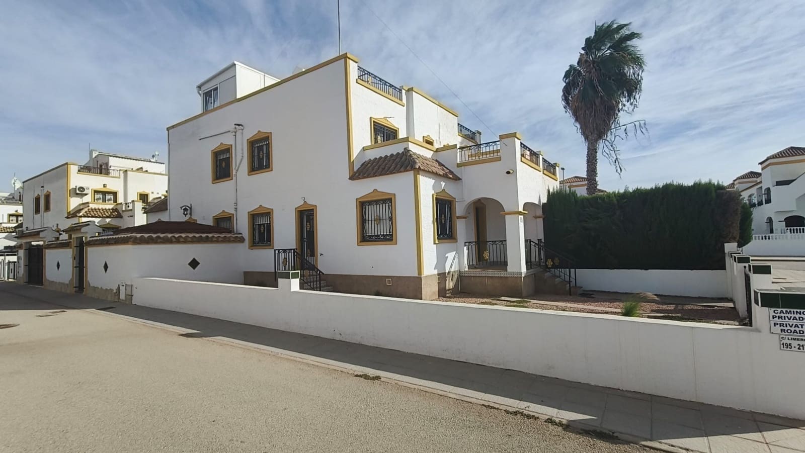3 bedroom Semi-detached Villa for sale in Vistabella with pool garage - € 169,990 (Ref: 9332693)