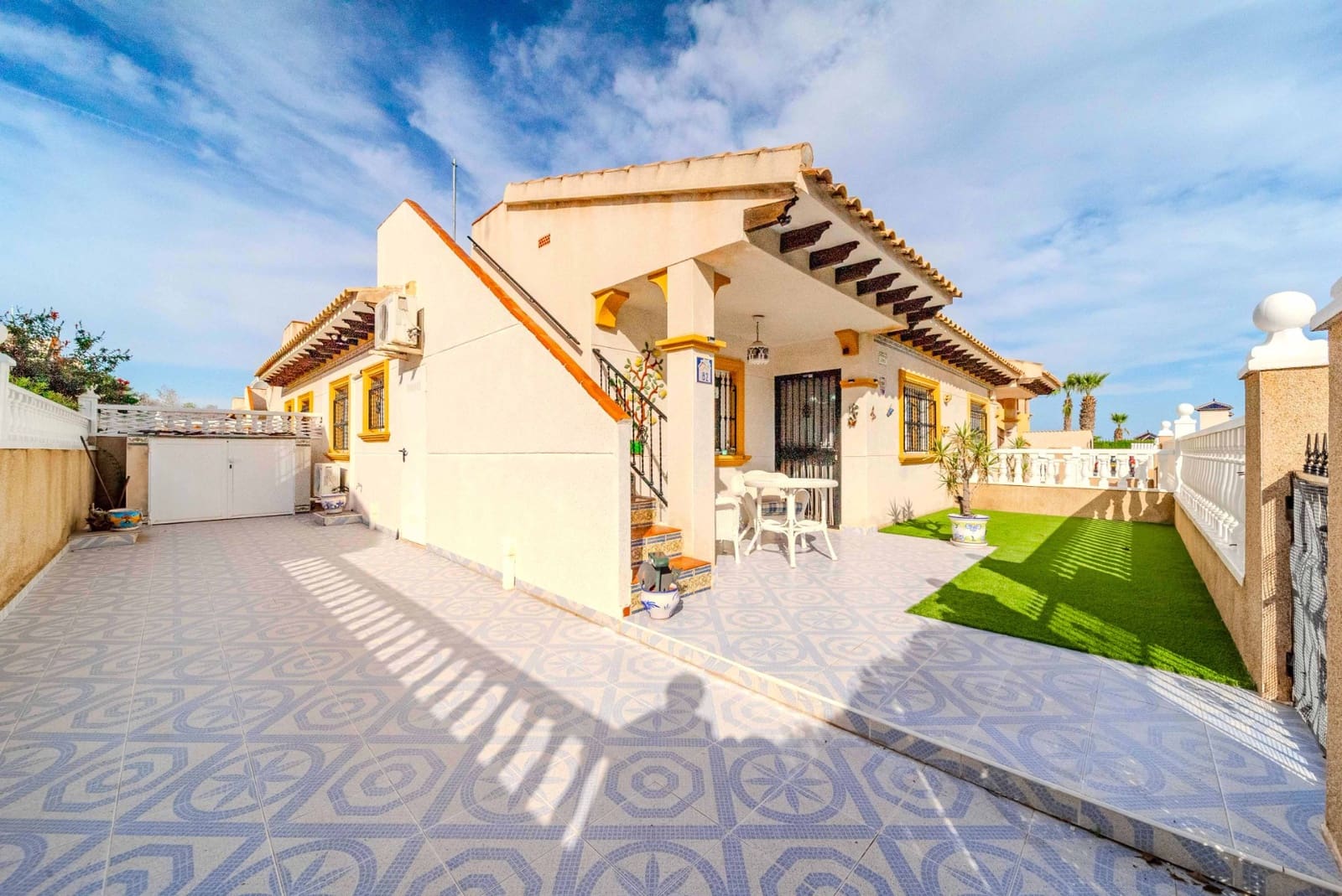 Bungalow de 2 habitaciones en Villamartin en venta con piscina garaje - 179.950 € (Ref: 9337087)