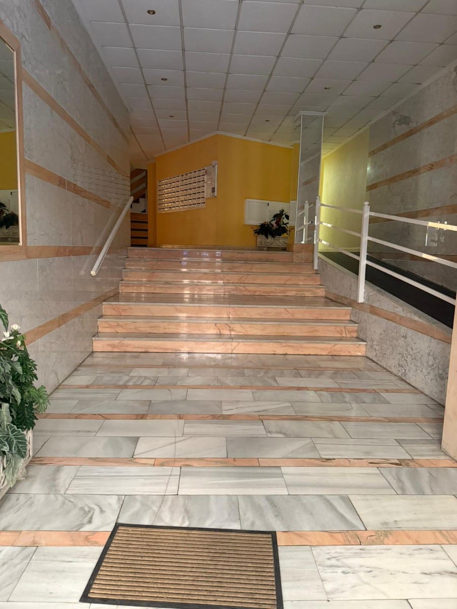 2 soverom Leilighet til salgs i Torrevieja med svømmebasseng garasje - € 135 000 (Ref: 9343890)