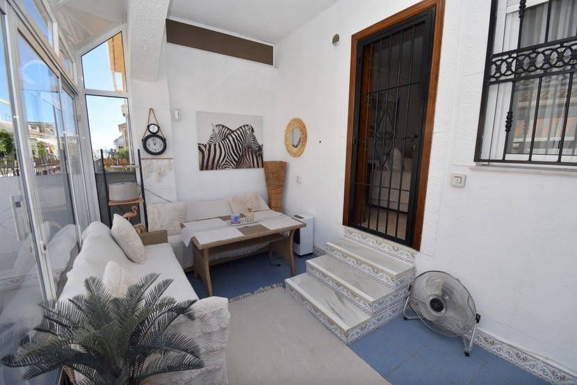 2 makuuhuone Bungalow myytävänä paikassa Orihuela Costa mukana uima-altaan - 209 999 € (Ref: 9394359)