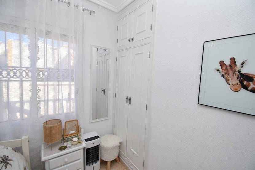 2 makuuhuone Bungalow myytävänä paikassa Orihuela Costa mukana uima-altaan - 209 999 € (Ref: 9394359)