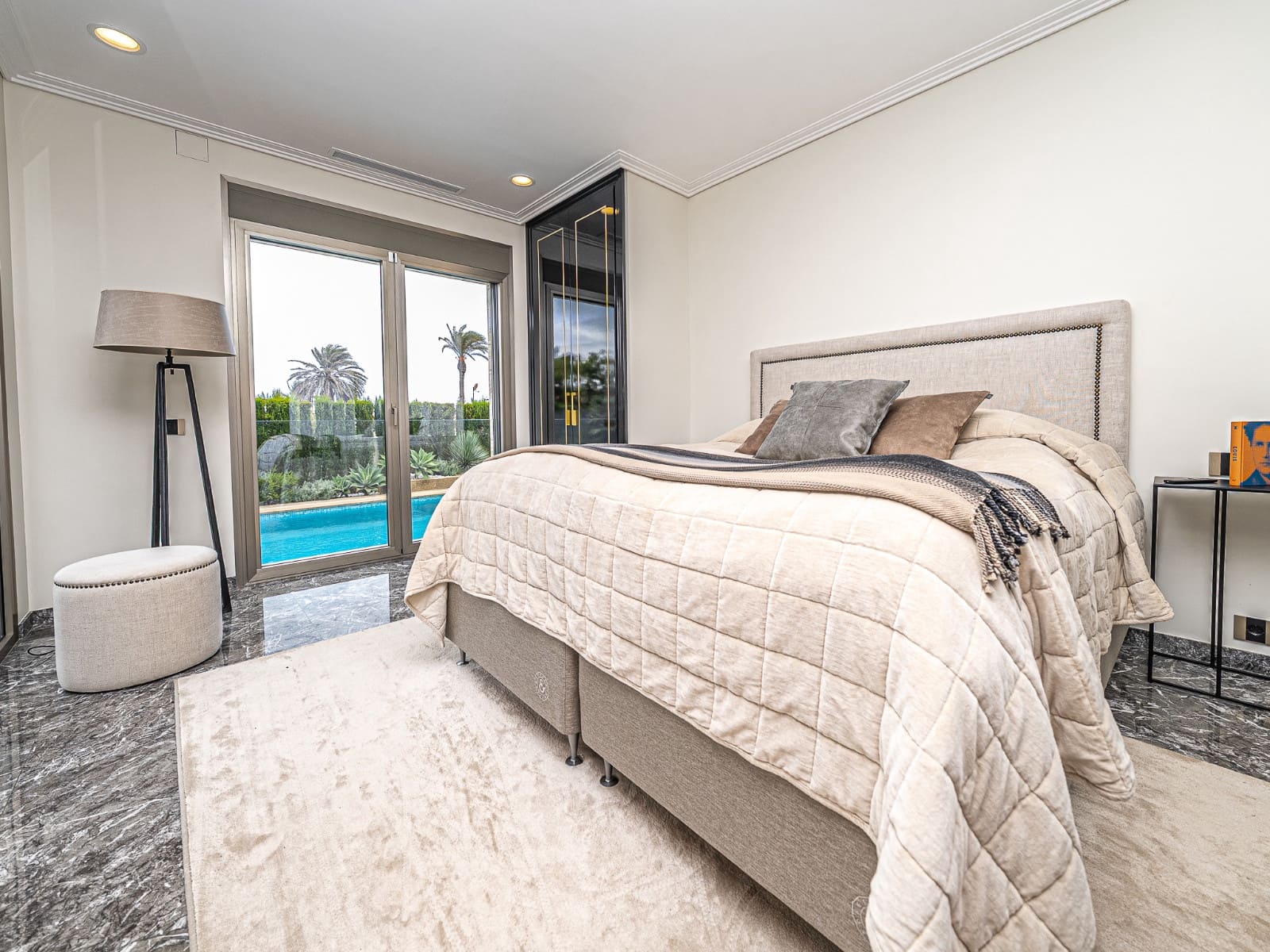 Chalet de 6 habitaciones en La Zenia en venta con piscina garaje - 2.950.000 € (Ref: 9544715)