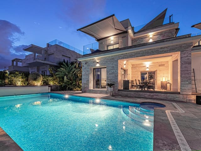 Chalet de 6 habitaciones en La Zenia, Orihuela en venta con piscina garaje - 2.950.000 € (Ref: 9544715)