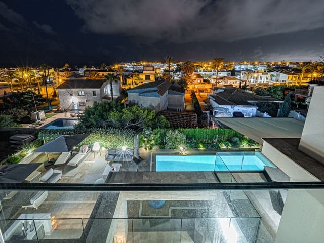 Chalet de 6 habitaciones en La Zenia, Orihuela en venta con piscina garaje - 2.950.000 € (Ref: 9544715)