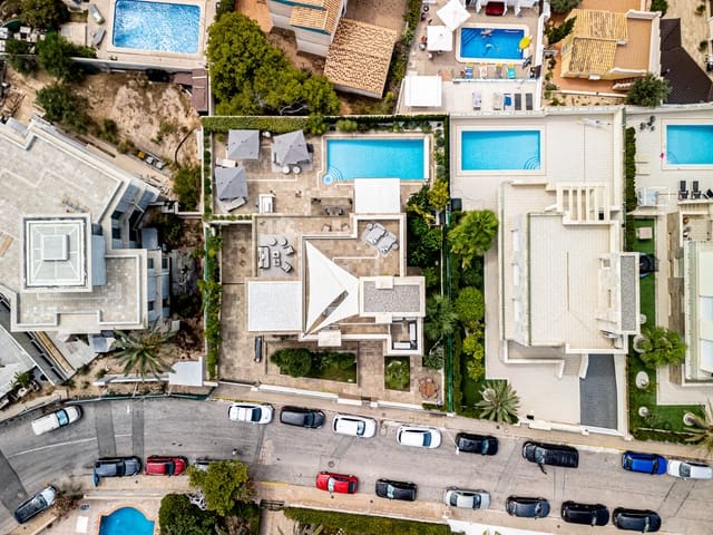 Chalet de 6 habitaciones en La Zenia, Orihuela en venta con piscina garaje - 2.950.000 € (Ref: 9544715)