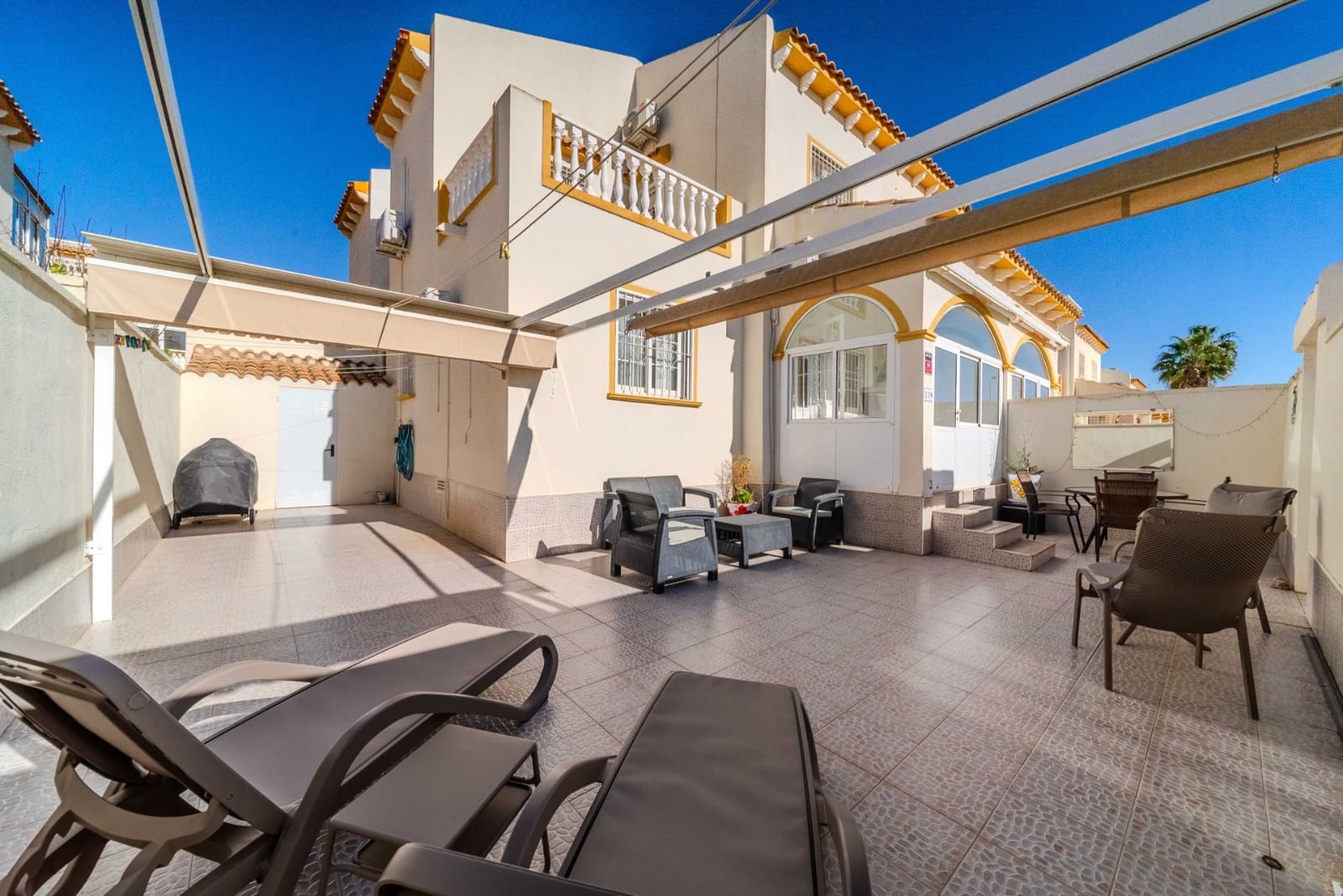 3 makuuhuone Omakotitalo myytävänä paikassa Playa Flamenca mukana uima-altaan 
autotalli - 229 000 € (Ref: 9544877)