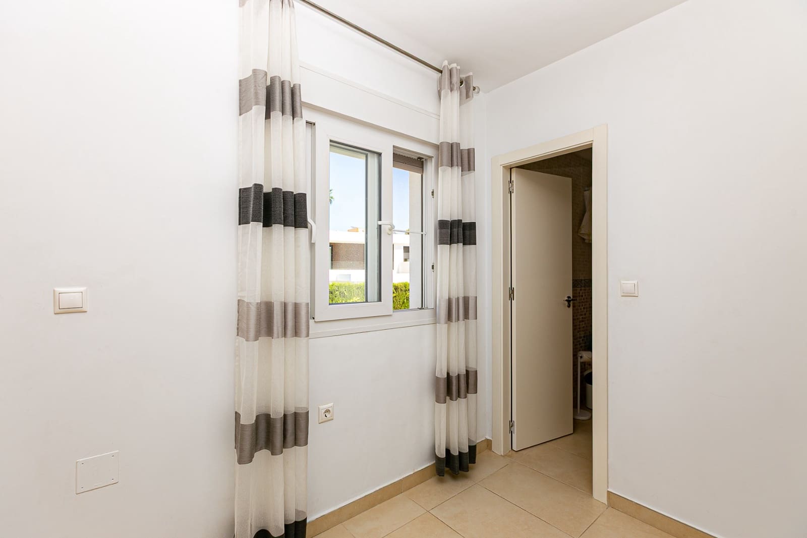 4 makuuhuone Huvila myytävänä paikassa La Marina mukana uima-altaan - 389 000 € (Ref: 9550858)