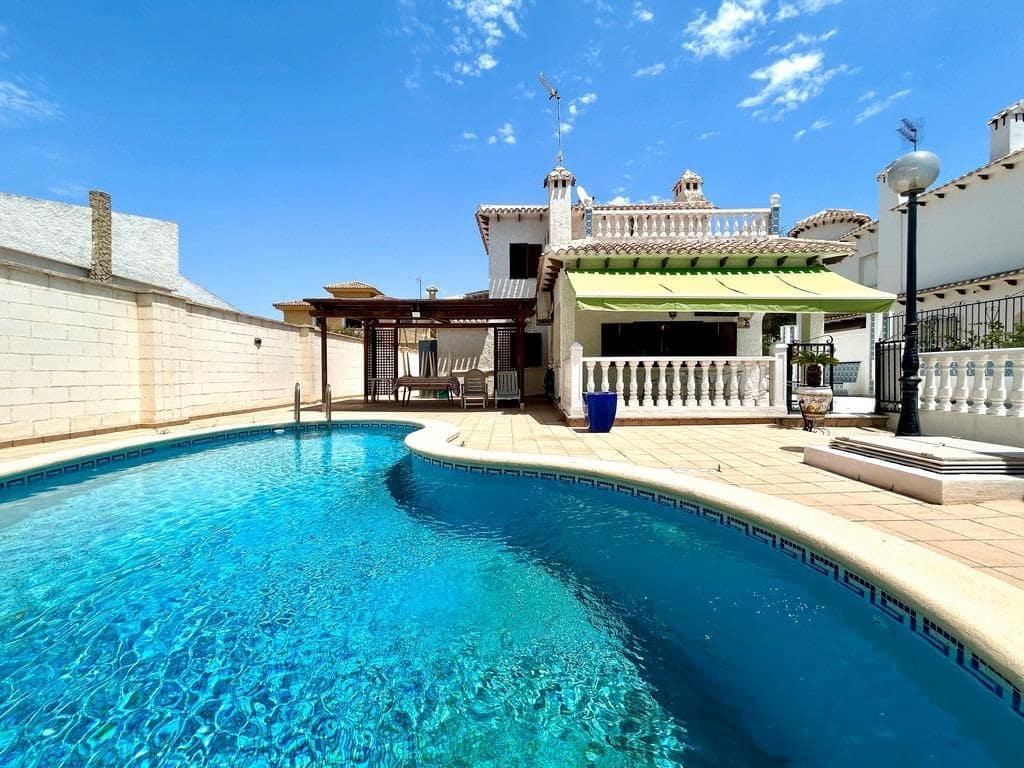 4 soveværelse Villa til salg i La Zenia med swimmingpool - € 585.000 (Ref: 9599229)