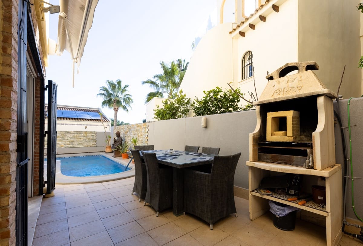 4 bedroom Villa for sale in Las Ramblas Golf with pool - € 329,995 (Ref: 9615145)