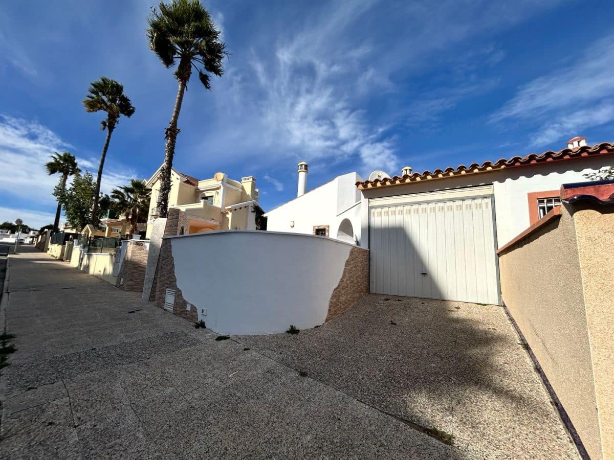 3 soveværelse Semi-Rækkehus til salg i Villamartin med swimmingpool garage - € 359.000 (Ref: 9676940)