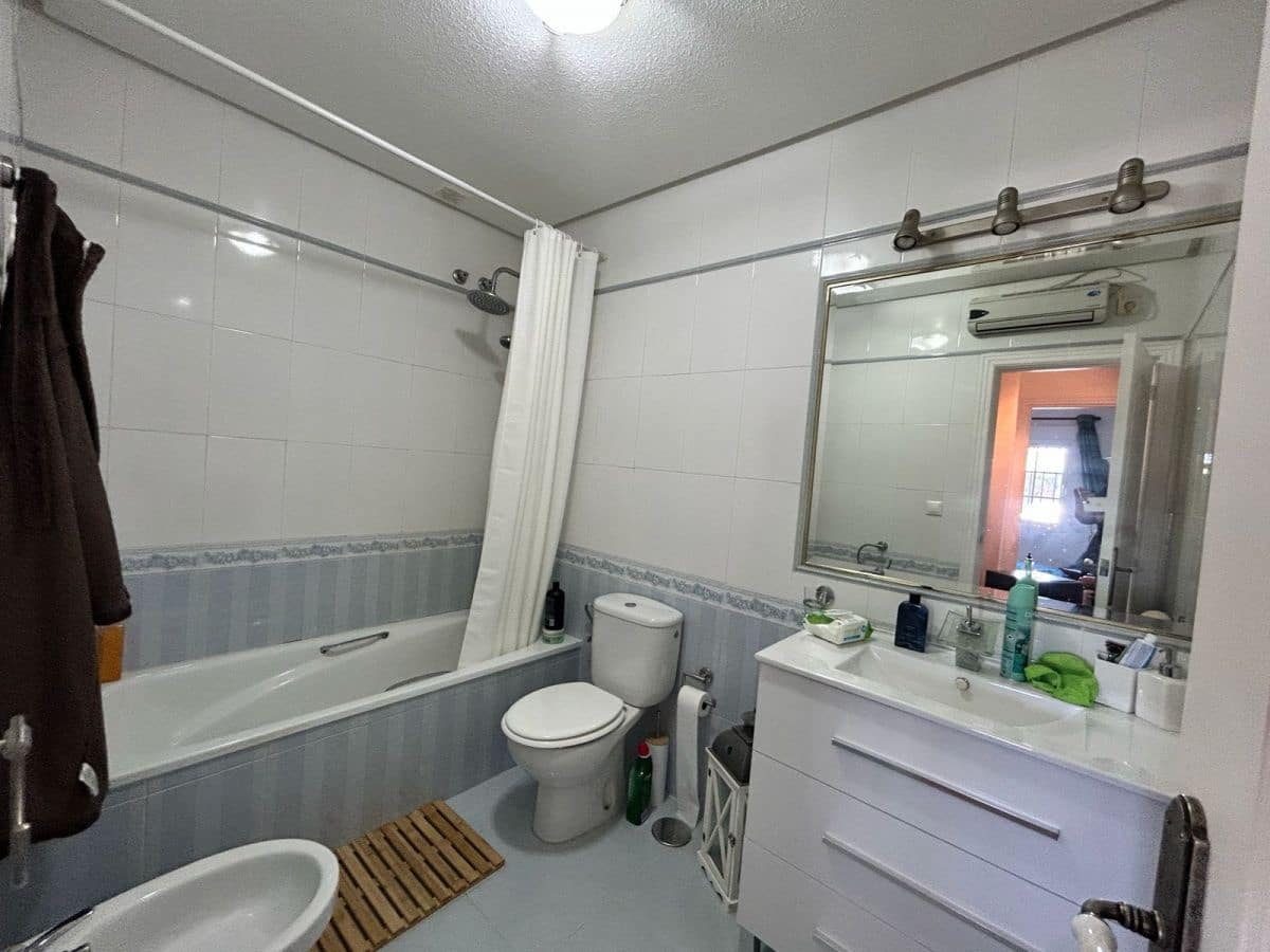 3 soveværelse Semi-Rækkehus til salg i Villamartin med swimmingpool garage - € 359.000 (Ref: 9676940)