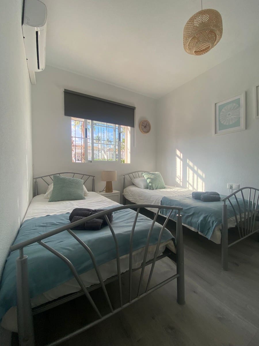 Casa de 3 habitaciones en Villamartin en venta con piscina - 274.950 € (Ref: 9746844)