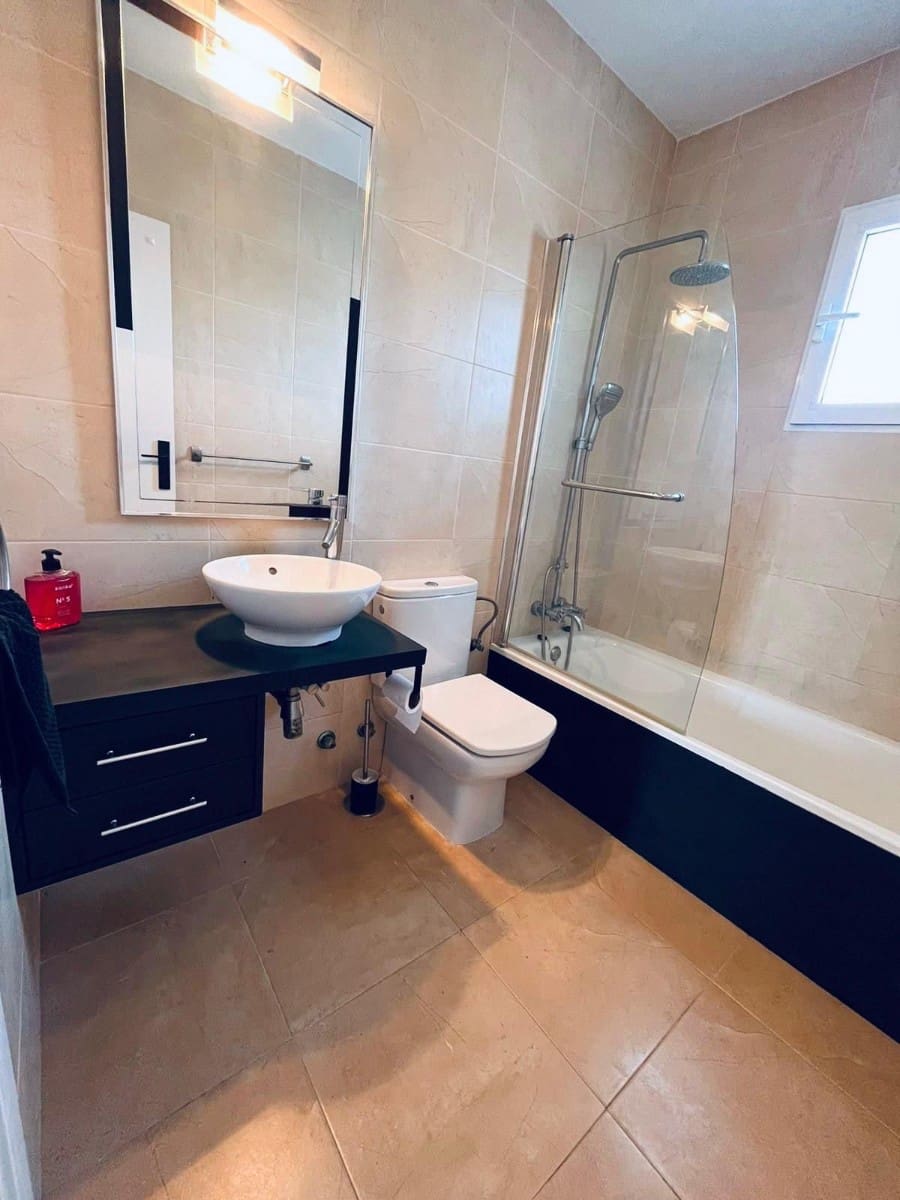 Casa de 3 habitaciones en Villamartin en venta con piscina - 274.950 € (Ref: 9746844)