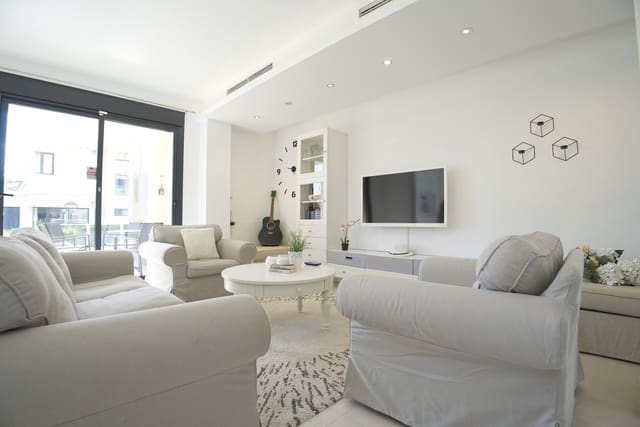 Casa de 3 habitaciones en La Zenia, Orihuela en venta con piscina - 590.000 € (Ref: 9788174)