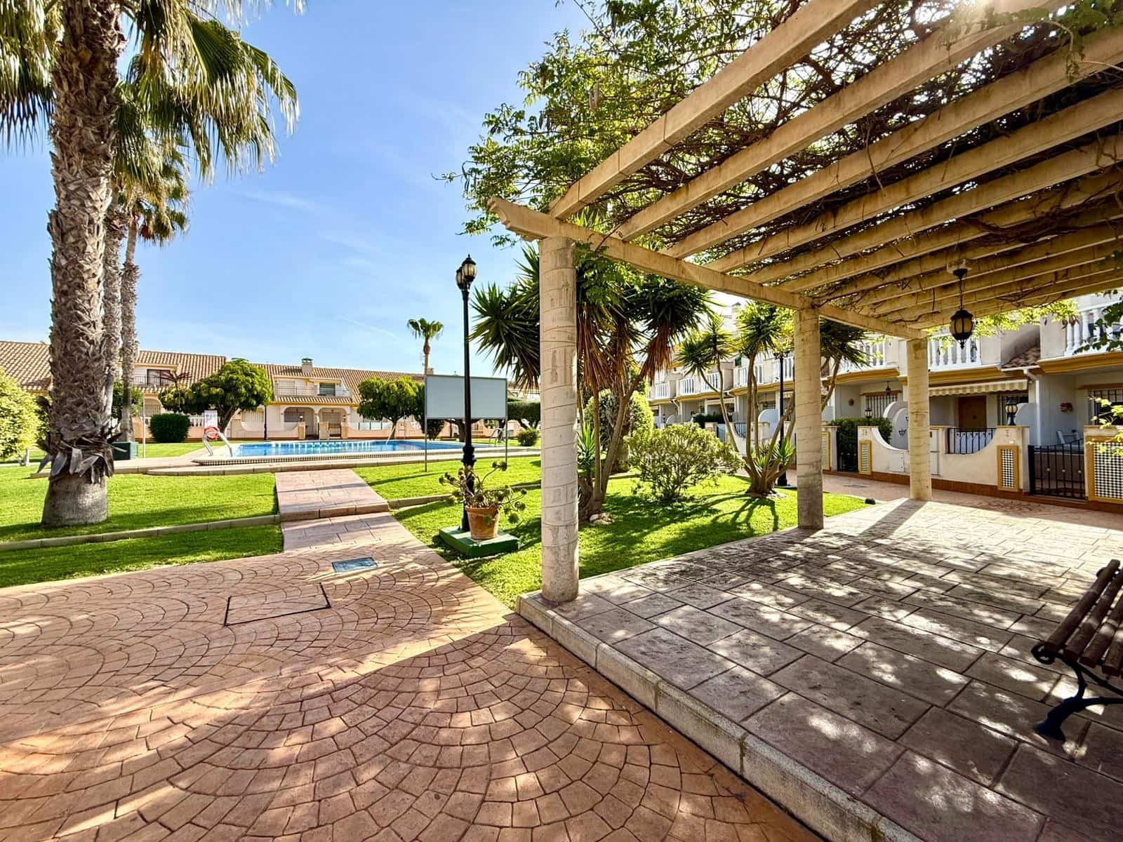 2 slaapkamer Bungalow te koop in Cabo Roig met zwembad garage - € 235.000 (Ref: 9793520)