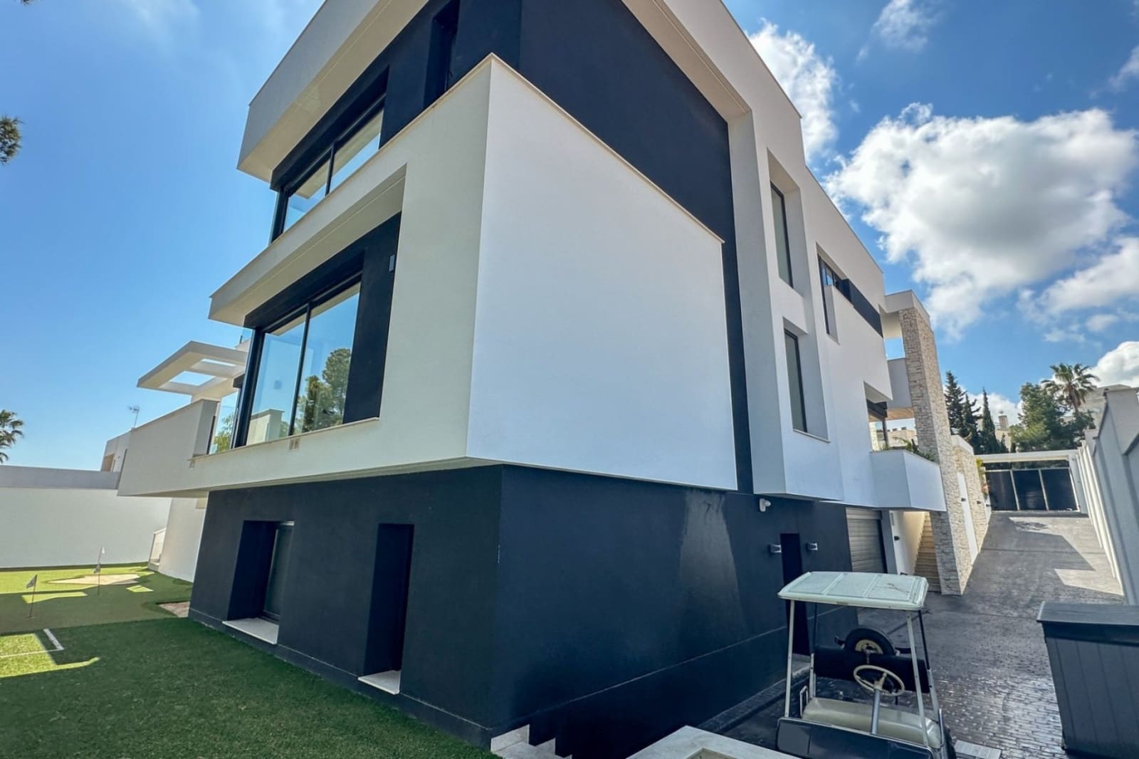 4 soveværelse Villa til salg i Villamartin med swimmingpool garage - € 2.950.000 (Ref: 9824237)
