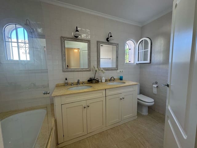 4 quarto Moradia para venda em Playa Flamenca, Orihuela com piscina - 860 000 € (Ref: 9830209)