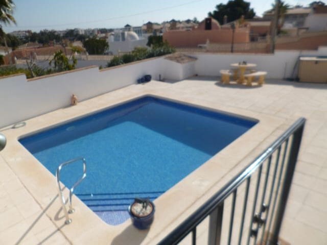 5 Zimmer Villa zu verkaufen in Villamartin, Orihuela mit Pool - 449.000 € (Ref: 9830216)