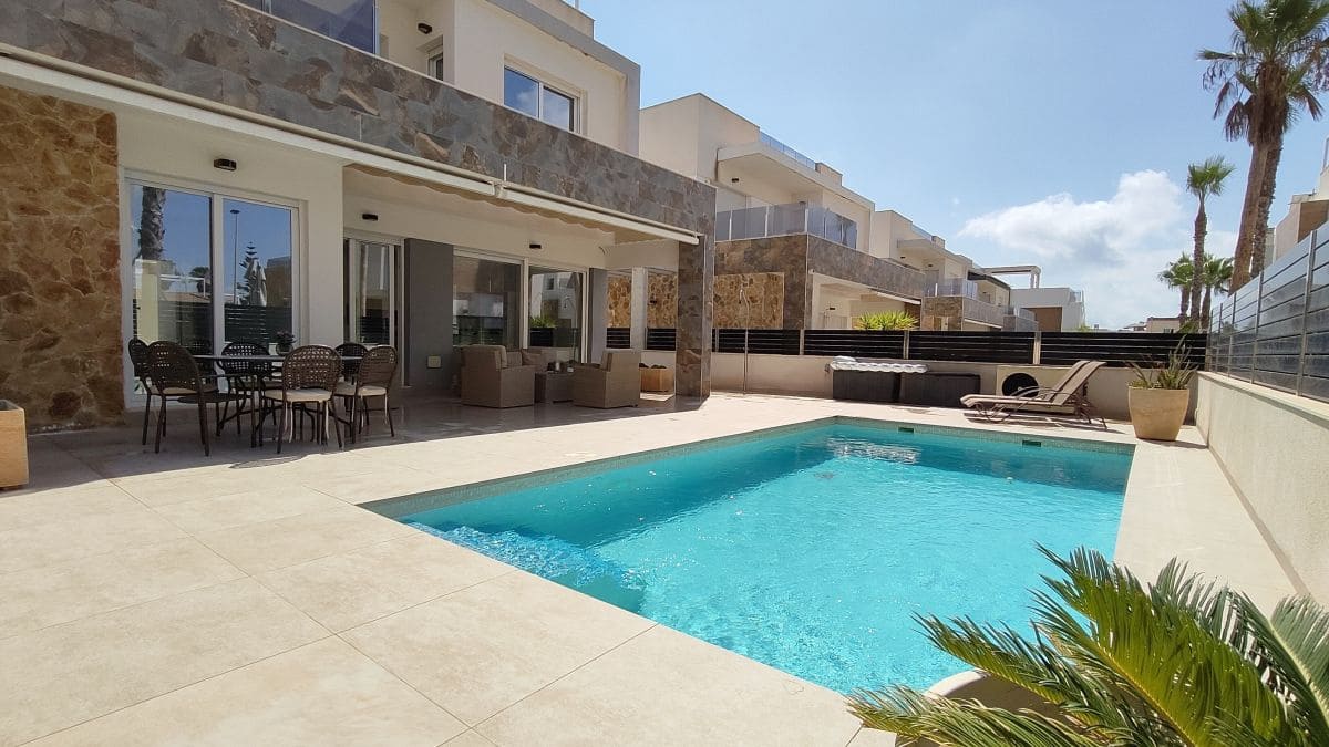 3 soveværelse Villa til salg i La Mata med swimmingpool garage - € 695.000 (Ref: 9859141)